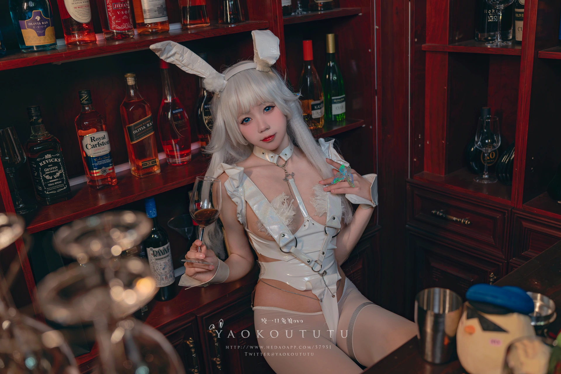 咬一口兔娘(黏黏团子兔) – NO.094 十月T3特典『恶毒酒吧』 2